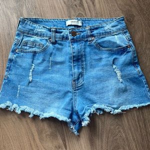 Median washed distressed denim shorts